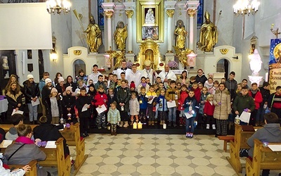 ▲	Do Białej Rawskiej na poranne Eucharystie przyjeżdżają goście spoza parafii, wśród nich bp Wojciech Osial.