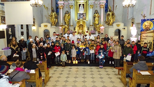 ▲	Do Białej Rawskiej na poranne Eucharystie przyjeżdżają goście spoza parafii, wśród nich bp Wojciech Osial.