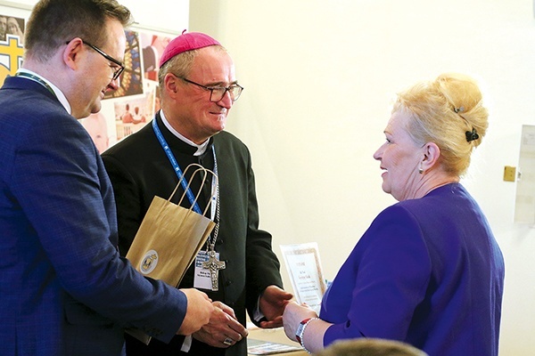 Podczas wydarzenia bp Szymon wręczył dyplomy i książki osobom świeckim, które od lat posługują jako doradcy życia rodzinnego.