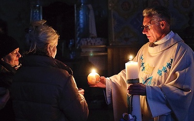 Lampiony zapalane od świecy roratniej w parafii pw. św. Michała Archanioła w Płońsku.