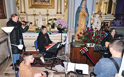 Pieśni przygotował zespół muzyczny z parafii.