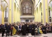 	Uczestnicy zjazdu  z abp. Adrianem Galbasem.