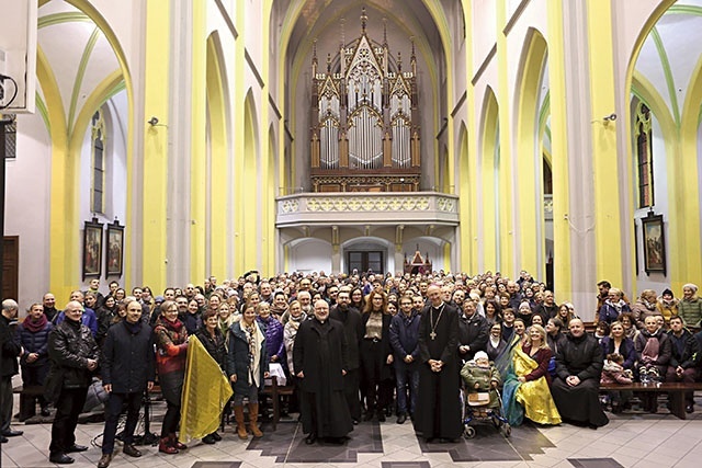 	Uczestnicy zjazdu  z abp. Adrianem Galbasem.