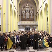 	Uczestnicy zjazdu  z abp. Adrianem Galbasem.