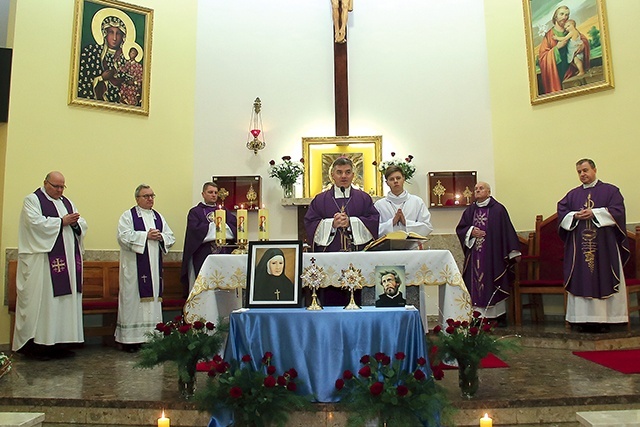 	Wśród kapłanów koncelebrujących Eucharystię był pierwszy tutejszy proboszcz – ks. Ryszard Kierzkowski.
