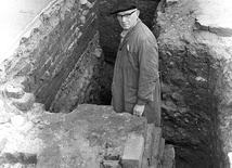 Zakonnik w wykopie podczas prac odkrywkowych przy fundamentach dawnej wozowni klasztornej.