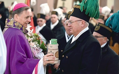Górnicy w Słupcu wręczyli biskupowi symboliczny kufel.