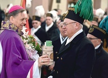 Górnicy w Słupcu wręczyli biskupowi symboliczny kufel.