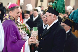 Górnicy w Słupcu wręczyli biskupowi symboliczny kufel.