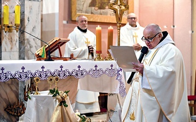 Podczas uroczystej Mszy św. o. Edward Krawczyński poświęcił wniesione relikwiarze.