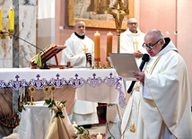 Podczas uroczystej Mszy św. o. Edward Krawczyński poświęcił wniesione relikwiarze.