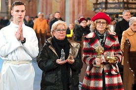 Przedstawiciele grupy medycznej posługującej terminalnie chorym w czasie procesji z darami.