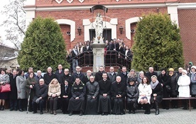 Pamiątkowe zdjęcie uczestników uroczystości.