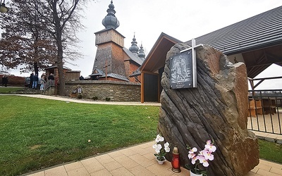 Pierwsza stacja drogi krzyżowej stoi przy kościele parafialnym.