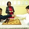 Antek (z lewej) i Mateusz rozpoczynają grę pod okiem pani Zofii. 