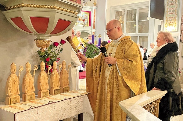 ▲	Ksiądz Marcin Wróbel i Lidia Wajdzik podczas poświęcenia statuetek. 