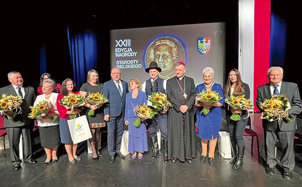 ▲	Z bp. Romanem Pindlem (na zdjęciu po prawej) i wytypowanymi do Nagrody im. ks. Józefa Londzina. 