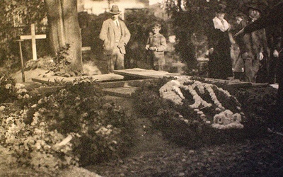 ▲	Grób por. Harolda Wynna na opolskiej nekropolii  (wrzesień 1921 r.).