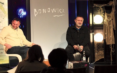 ▲	Wojciech Bonowicz (z prawej) w rozmowie z Bartoszem Suwińskim.