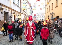 ▲	Pochód wyruszył ze Starego Miasta na wzgórze Czwartek.