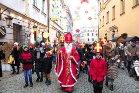 ▲	Pochód wyruszył ze Starego Miasta na wzgórze Czwartek.