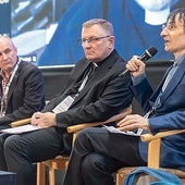▲	Od lewej: Dariusz Kulesza, bp Krzysztof Zadarko, Jacek Wojtysiak.