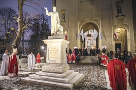 Rzeźbie Ludwika Pyrowicza przywrócono także oryginalne ułożenie ręki w geście nauczania.