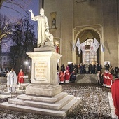 Rzeźbie Ludwika Pyrowicza przywrócono także oryginalne ułożenie ręki w geście nauczania.