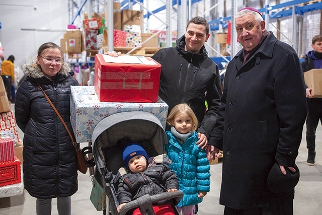 Magazyn Caritas  Diecezji Warszawsko- -Praskiej już od początku grudnia zapełnia się podarkami, które trafią do potrzebujących. 