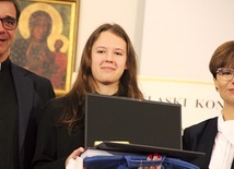 Julia otrzymała wiele nagród, a wśród nich laptop i symboliczne Złote Pióro.