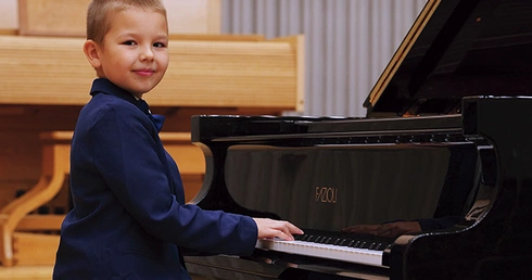 Już w przedszkolu – jako 5-latek – akompaniował swoim kolegom i koleżankom podczas konkursu kolęd.