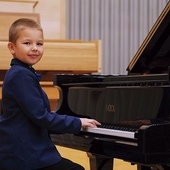 Już w przedszkolu – jako 5-latek – akompaniował swoim kolegom i koleżankom podczas konkursu kolęd.
