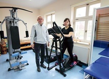 ▲	W gabinecie rehabilitacji wykonywane są także zabiegi zlecone przez lekarzy. Na zdjęciu Bogdan Muchowski z podopieczną placówki.