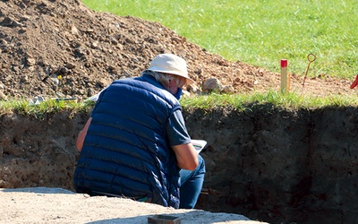  ◄	Dziś praca archeologa to nadal mozolne przeszukiwanie ziemi, ale także umiejętna współpraca z innymi dziedzinami nauki.