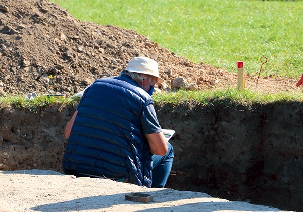  ◄	Dziś praca archeologa to nadal mozolne przeszukiwanie ziemi, ale także umiejętna współpraca z innymi dziedzinami nauki.