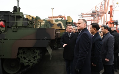 Prezydent i szef MON odebrali pierwszą partię południowokoreańskich czołgów K2 i armatohaubic K9