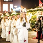 ▲	Szwedki przeszły zwyczajowym pochodem z gdańskiego Forum na Jarmark Bożonarodzeniowy, odbywający się na Targu Węglowym.