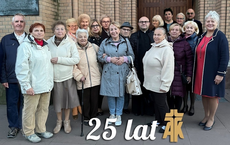 Członkowie parafialnego oddziału z asystentem ks. Sławomirem Ziółkiem.