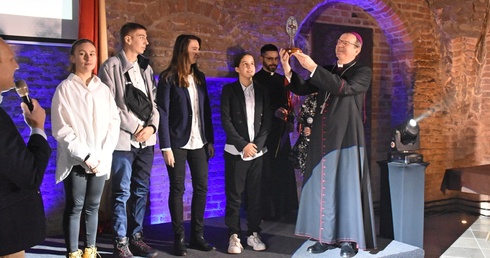 Statuetkę Samarytanina Roku 2022 w kategorii szkolne koło Caritas otrzymała Szkoła Podstawowa nr 21 w Gdyni. 