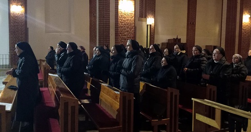 Siostry marianki przy grobie założyciela umacniają swoją wiarę