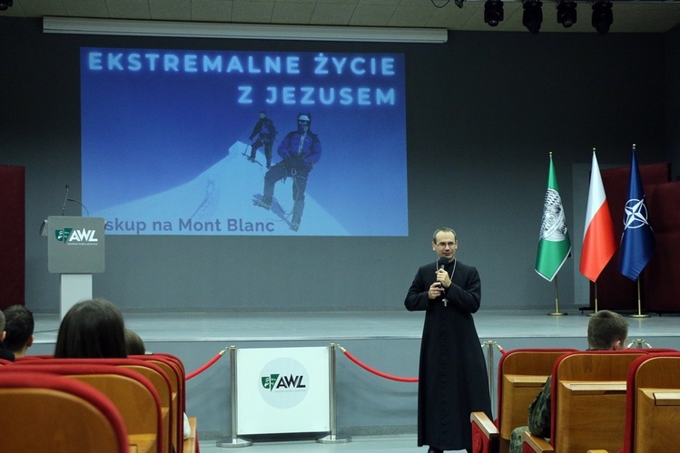 Jak biskup szedł 1300 km na pieszo do Jerozolimy i wylądował... w więzieniu