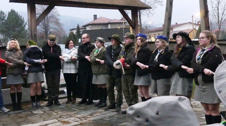 Harcerze Hufca Węgierska Górka w kościele św. Katarzyny w Cięcinie