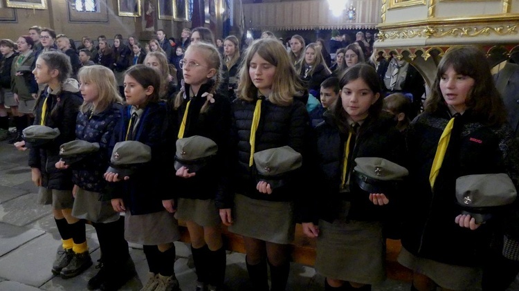 Harcerze Hufca Węgierska Górka w kościele św. Katarzyny w Cięcinie