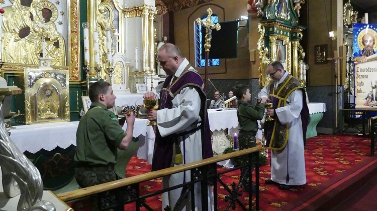 Harcerze Hufca Węgierska Górka w kościele św. Katarzyny w Cięcinie