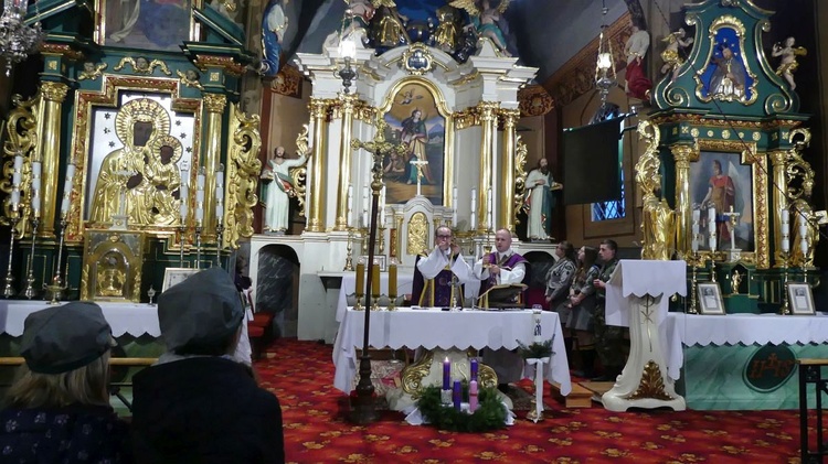 Harcerze Hufca Węgierska Górka w kościele św. Katarzyny w Cięcinie