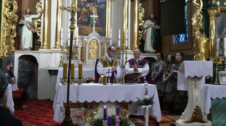 Harcerze Hufca Węgierska Górka w kościele św. Katarzyny w Cięcinie