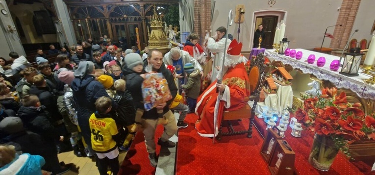 Święty biskup z prezentami w diecezji świdnickiej