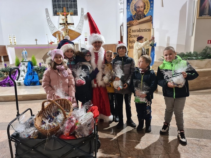 Święty biskup z prezentami w diecezji świdnickiej