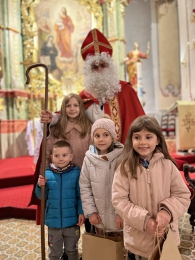 Święty biskup z prezentami w diecezji świdnickiej