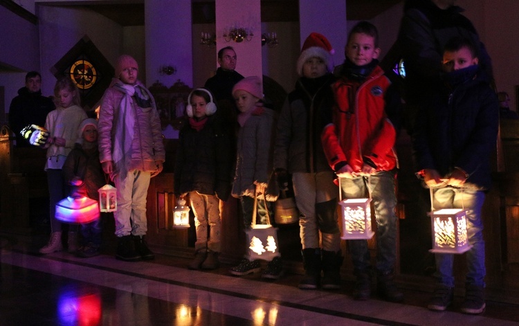 Poranne roraty przyciągają całe rodziny. Dzieci wciąż wędrują z lampionami do kościoła